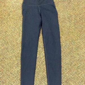 Fabletics Size XXS navy leggings .. hardly worn and in excellent condition